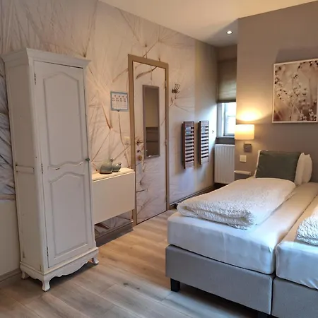מלון דירות Casa-cosi, Tourist & Business & Flats With Reserved Parking And Private Terraces In Shared Garden With Seasonal Pool Included, Private Sauna Available 4*