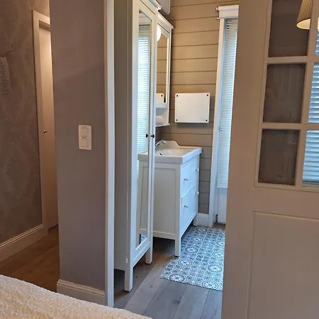 מלון דירות Casa-cosi, Tourist & Business & Flats With Reserved Parking And Private Terraces In Shared Garden With Seasonal Pool Included, Private Sauna Available 4*