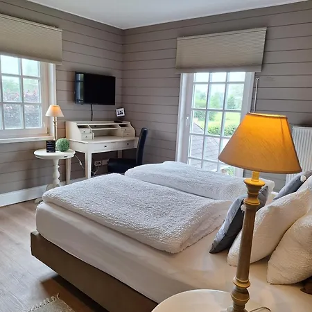 מלון דירות Casa-cosi, Tourist & Business & Flats With Reserved Parking And Private Terraces In Shared Garden With Seasonal Pool Included, Private Sauna Available